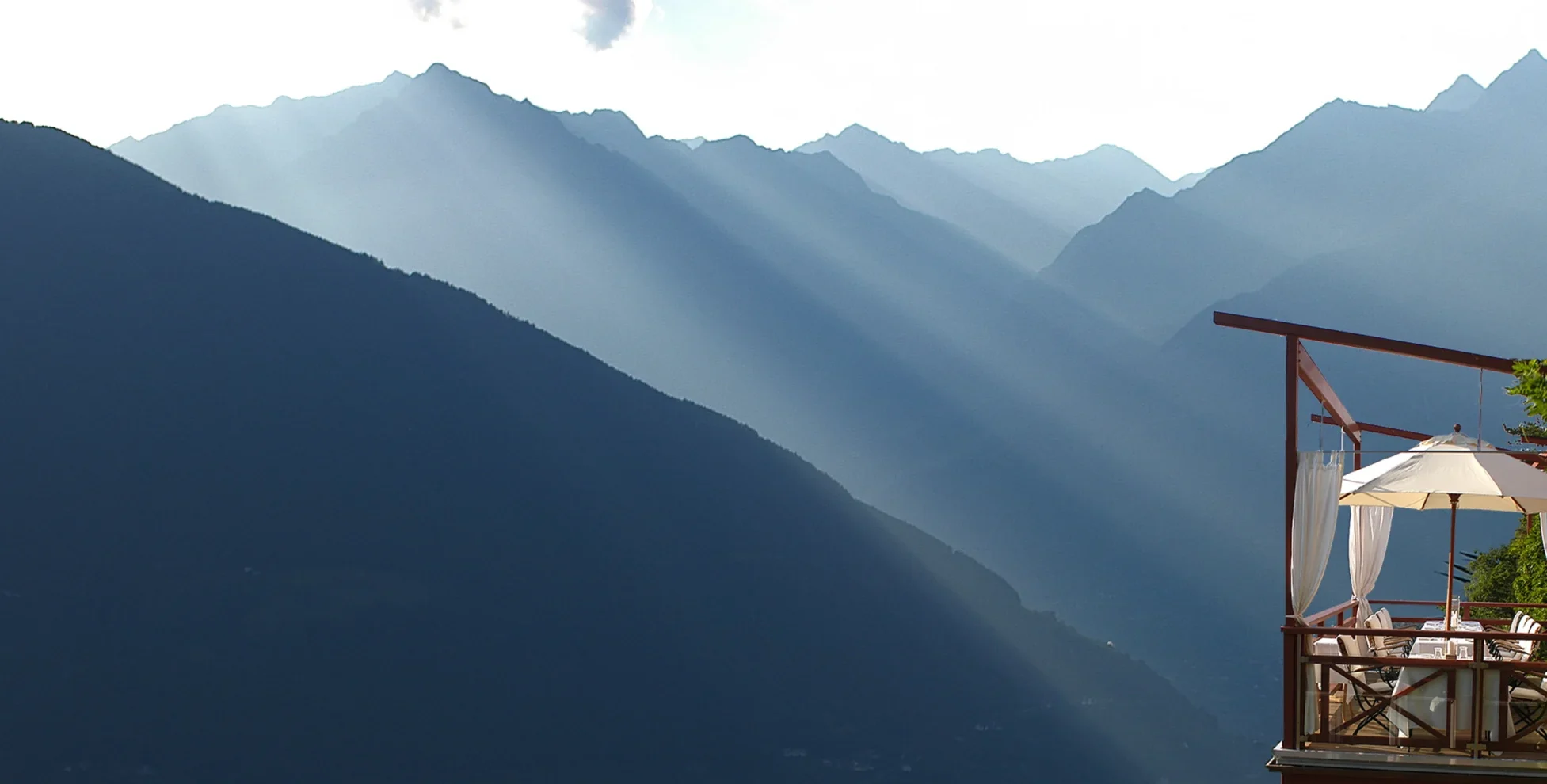 Mountaintop Italian wedding venue with outdoor dining area and stunning views.