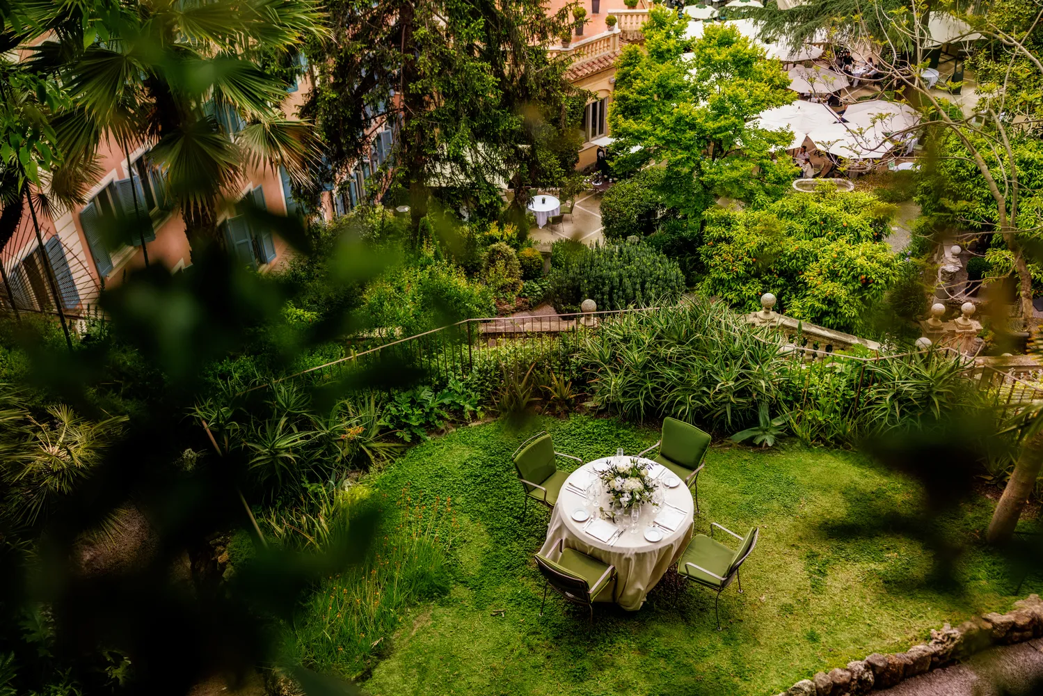 Romantic table setting in Hotel De Russie's lush garden, perfect for a destination wedding in Rome.