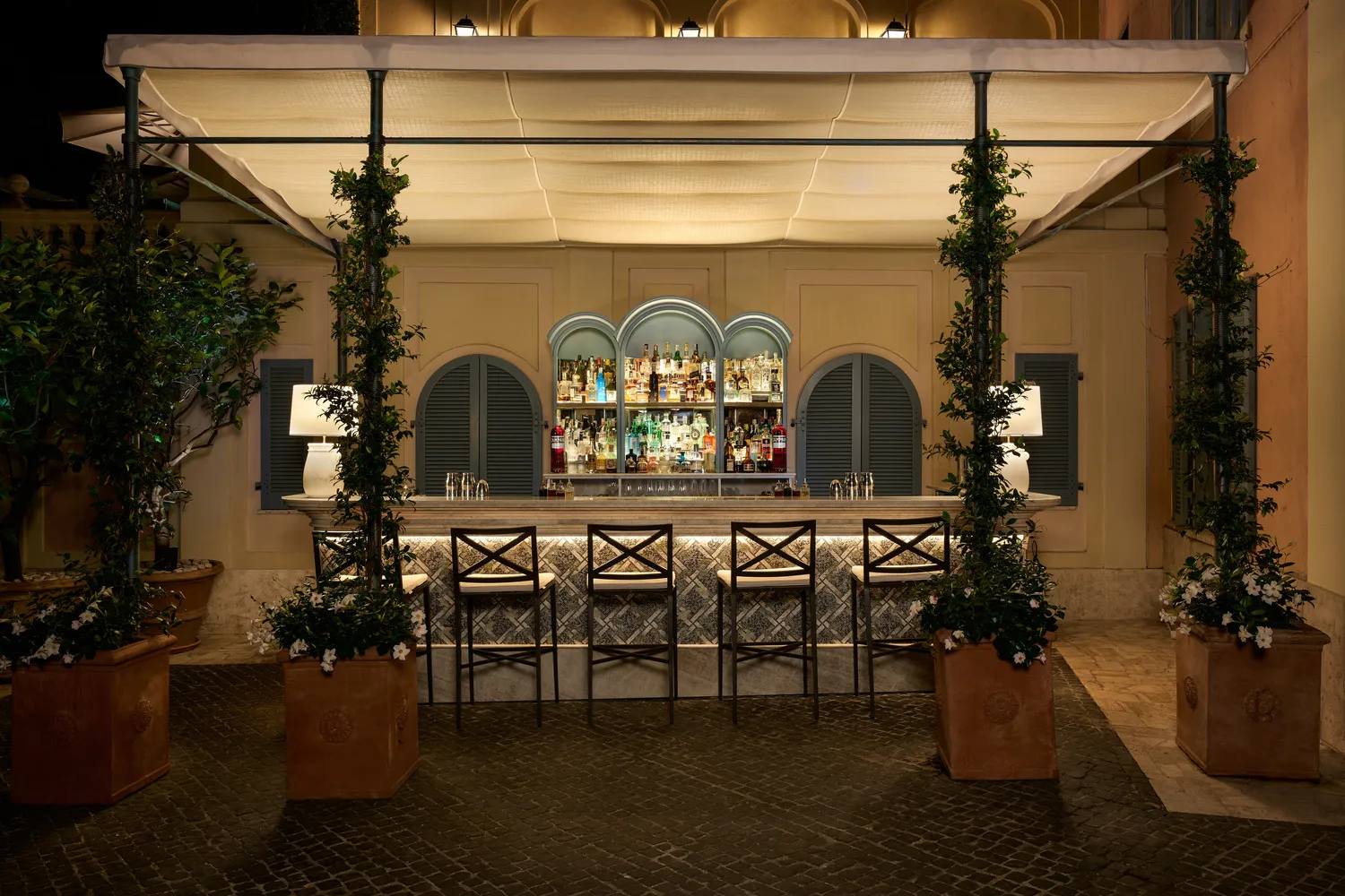 Outdoor bar at Hotel De Russie, Rome. Perfect for a destination wedding.