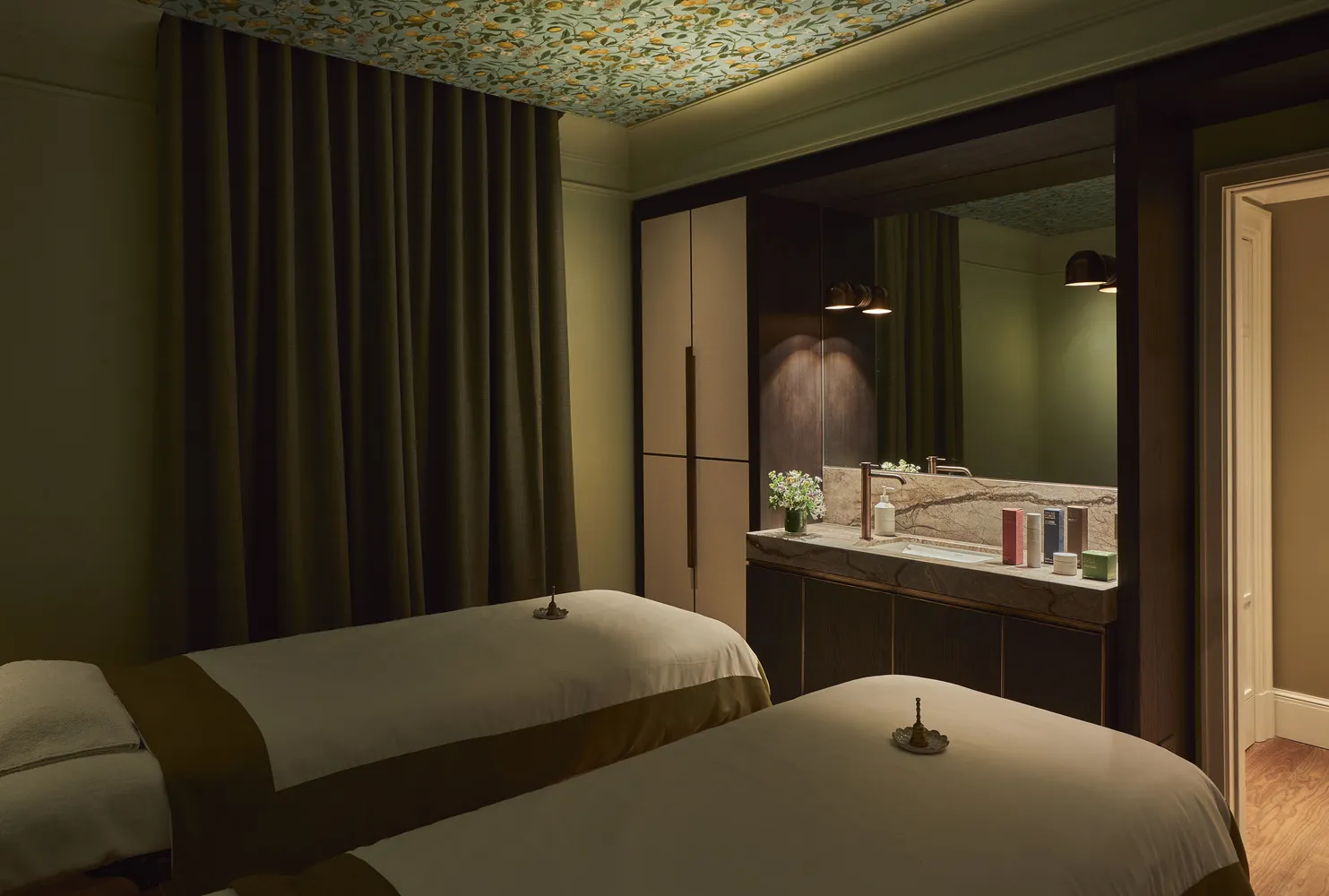 Luxurious couples massage room at Hotel De Russie, Rome. Perfect for a destination wedding.