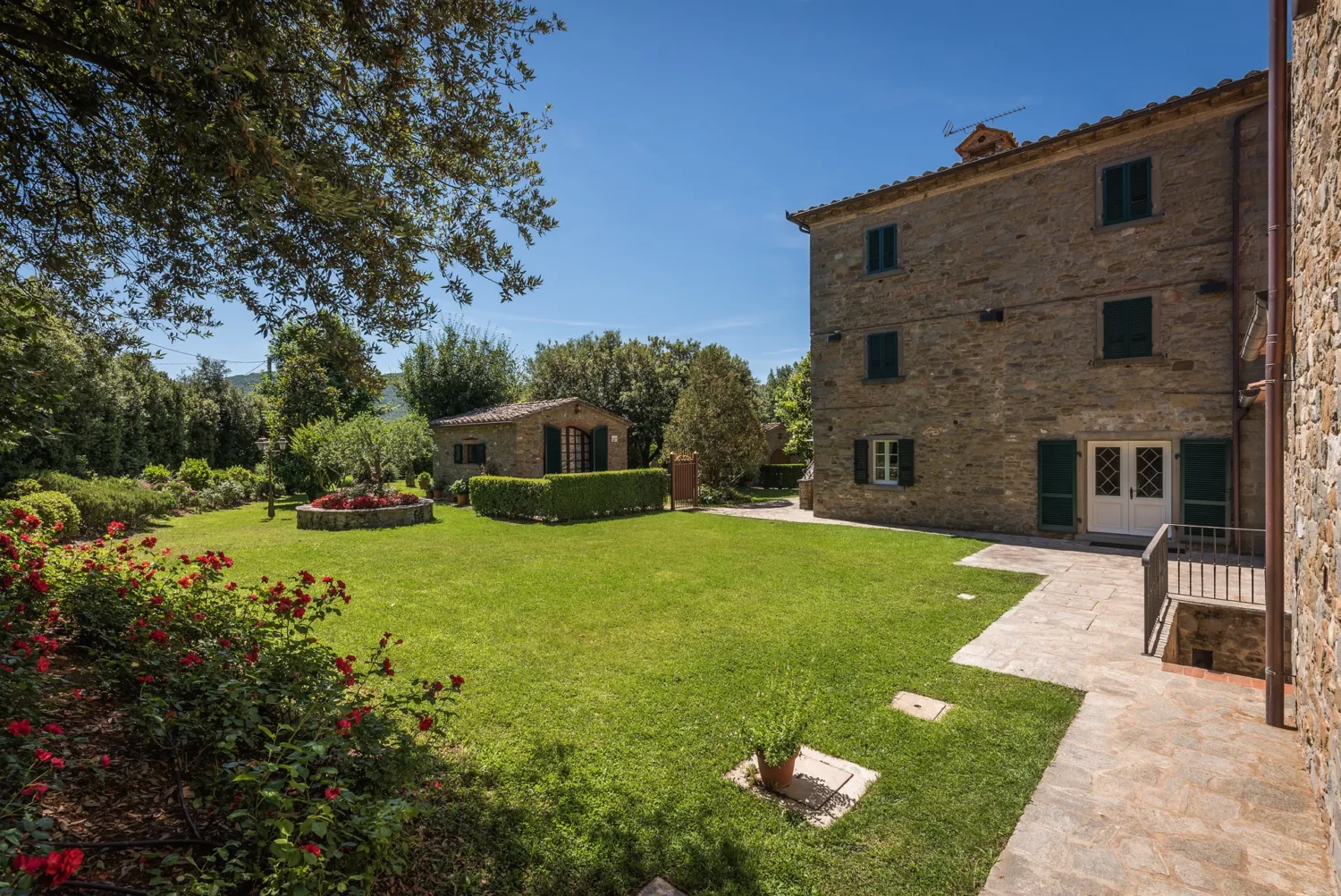 Tuscan stone villa with manicured lawn, perfect for an Italian countryside wedding at Relais La Corte Dei Papi.