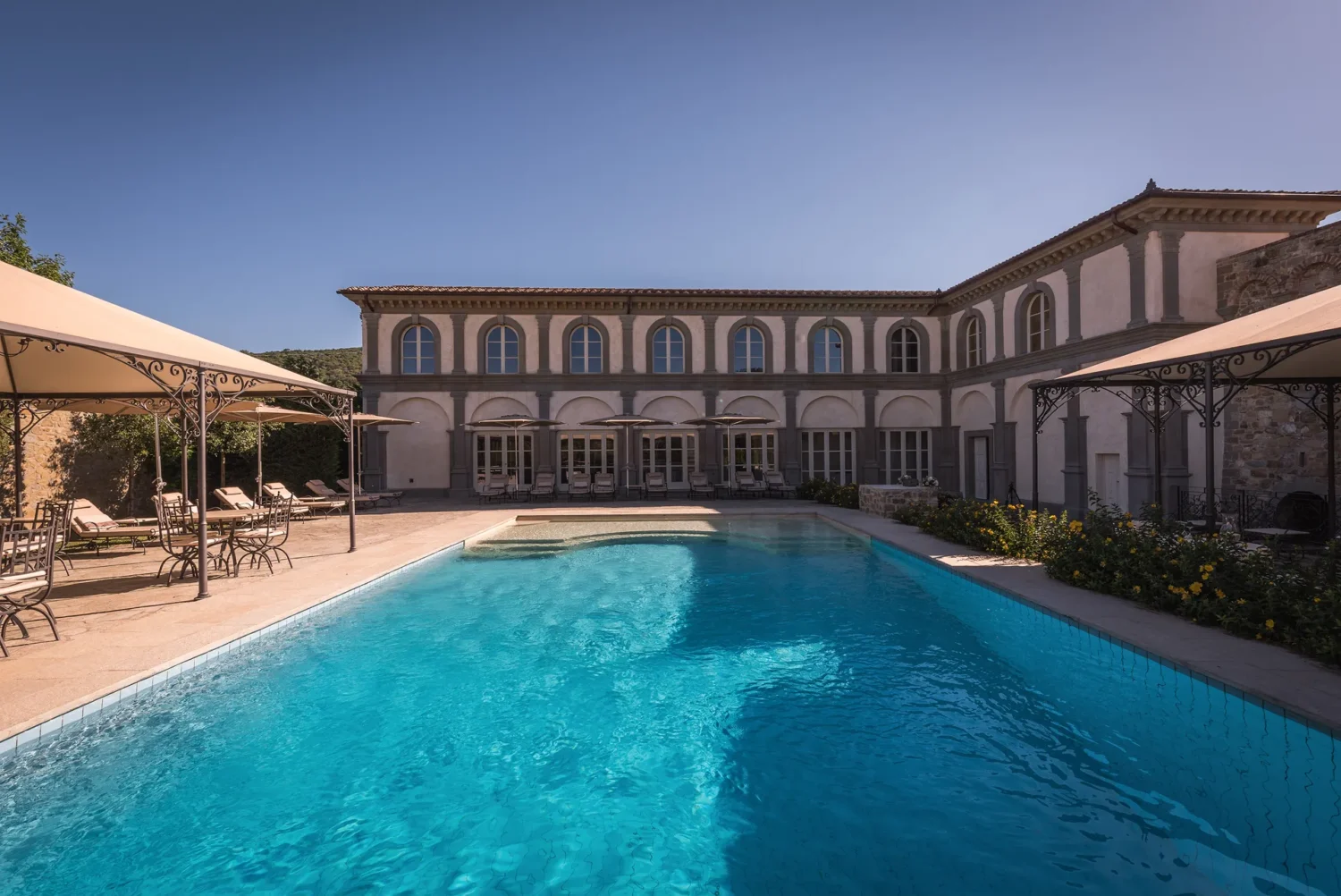 Stunning Italian countryside pool and villa at Relais La Corte Dei Papi, perfect for a wedding.