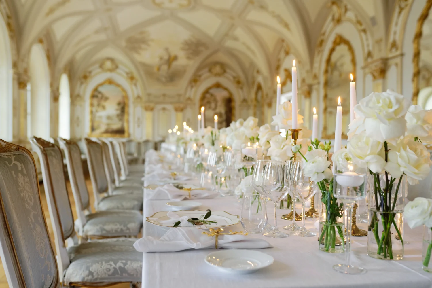 Elegant long table set for an Italian countryside wedding at Relais La Corte Dei Papi, adorned with white flowers and candles.