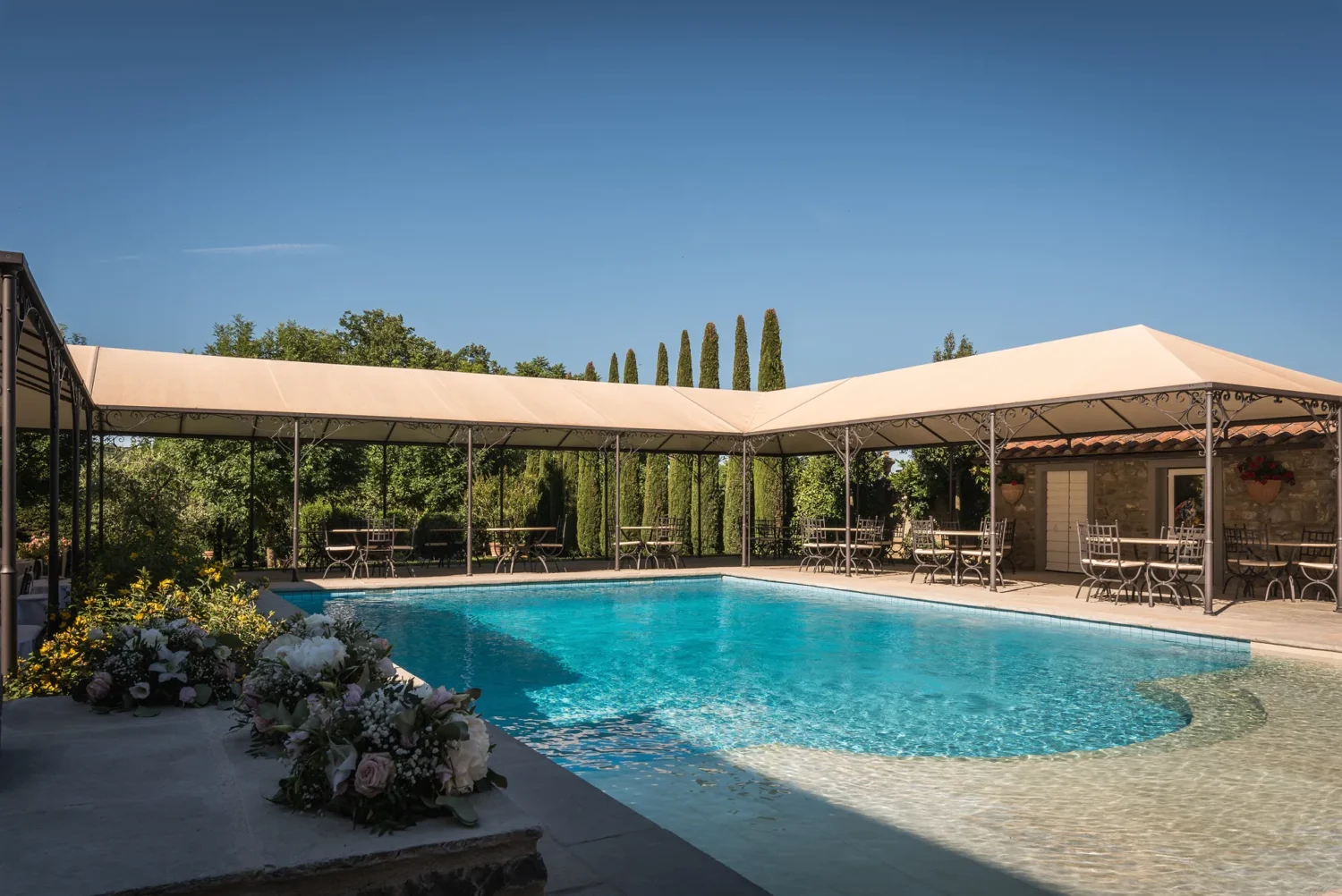 Outdoor pool and patio area at Relais La Corte Dei Papi, perfect for an Italian countryside wedding.