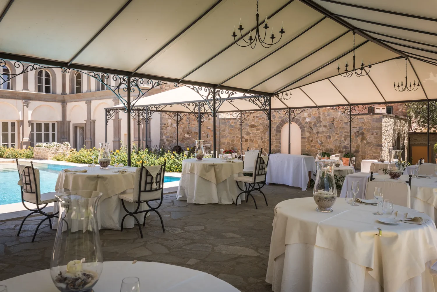 Elegant outdoor dining setting at Relais La Corte Dei Papi, perfect for an Italian countryside wedding.