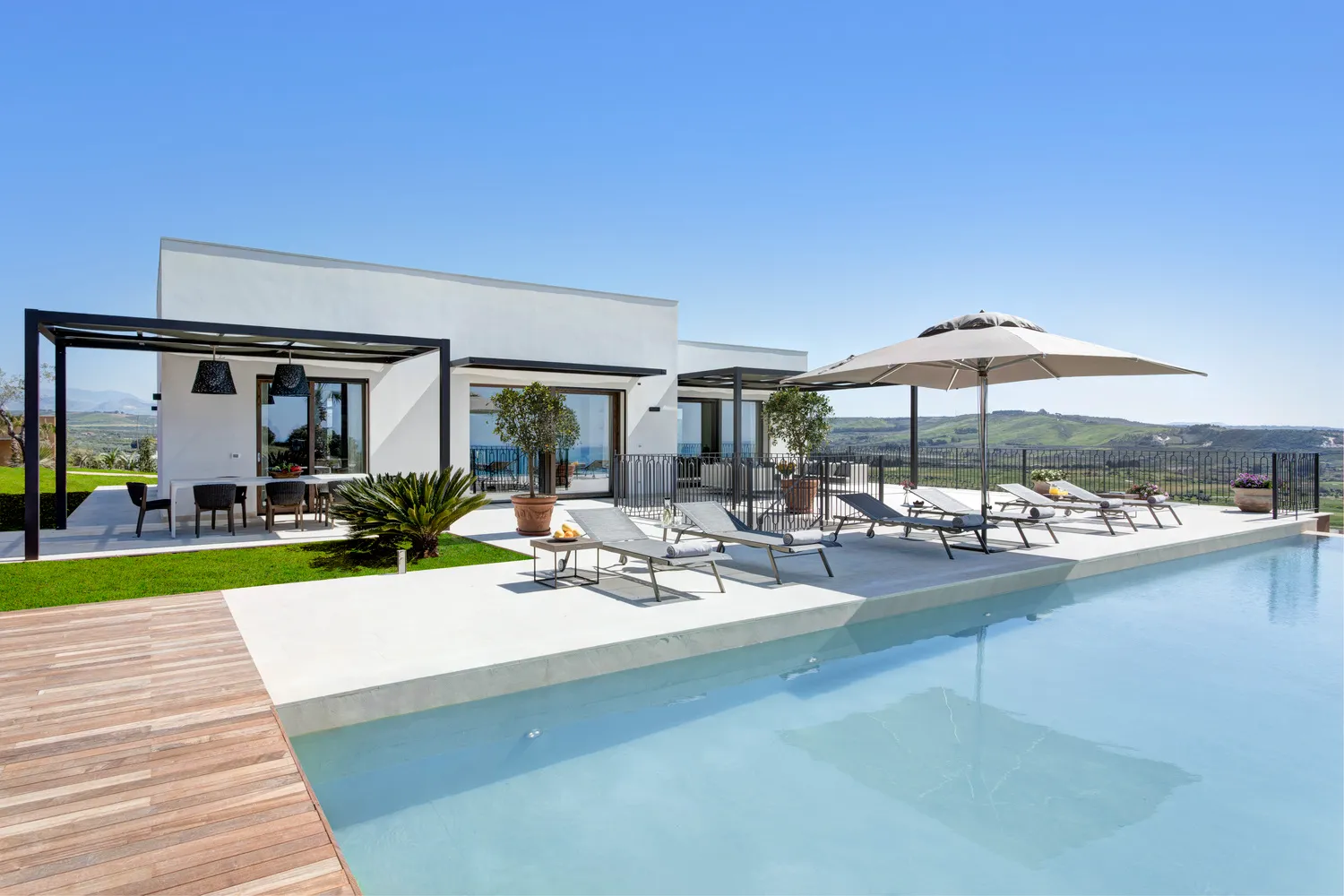 Luxury villa with infinity pool overlooking Sicilian countryside. Ideal Sicily destination wedding location.