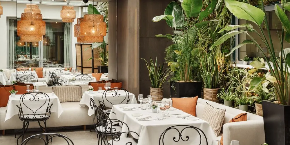 Elegant Parisian restaurant with romantic ambiance, perfect for a wedding reception at Hotel de Sers.