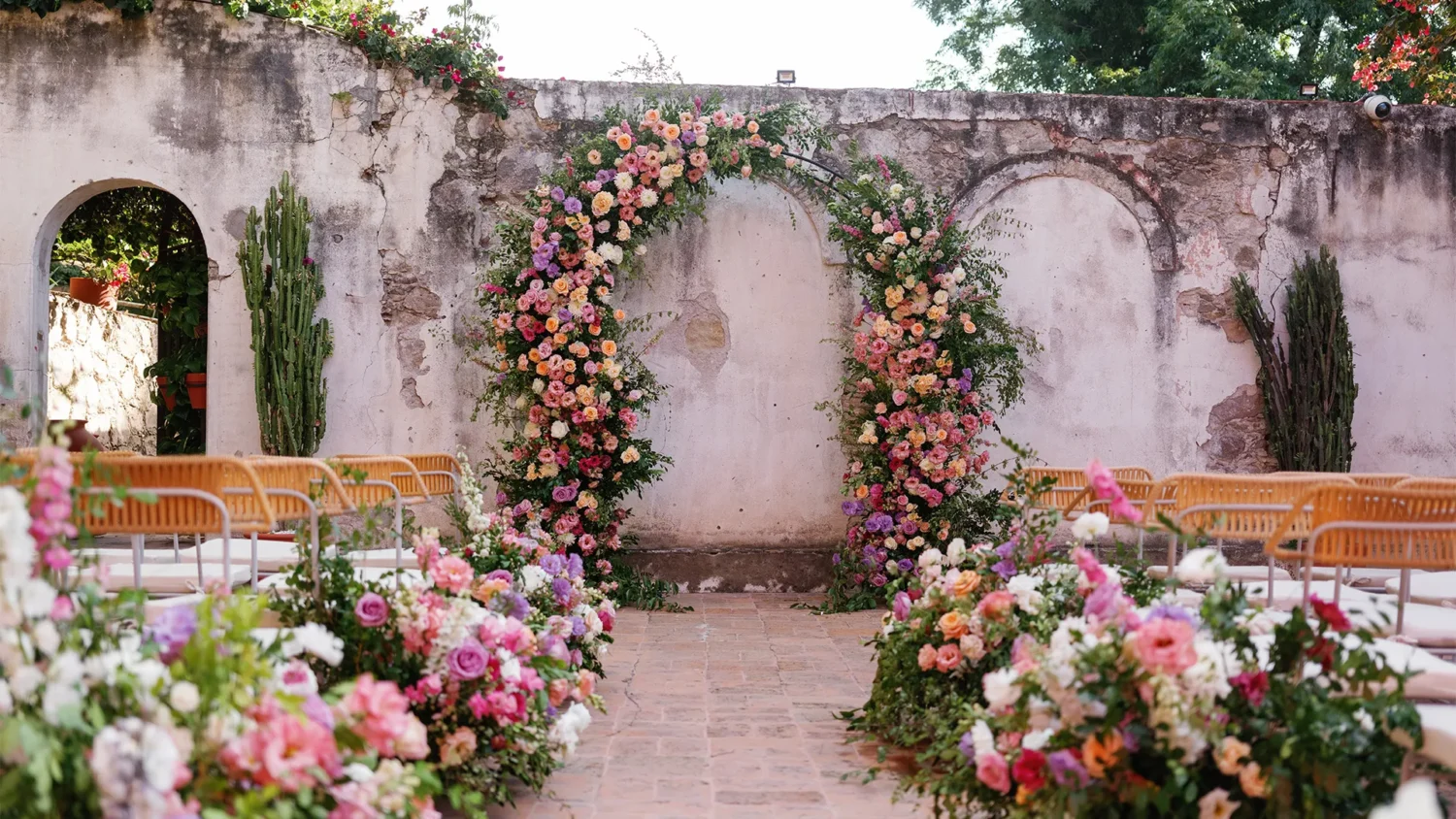 Floral wedding arch at Casa de Sierra Nevada, San Miguel de Allende. Casa de Sierra wedding ceremony setup.