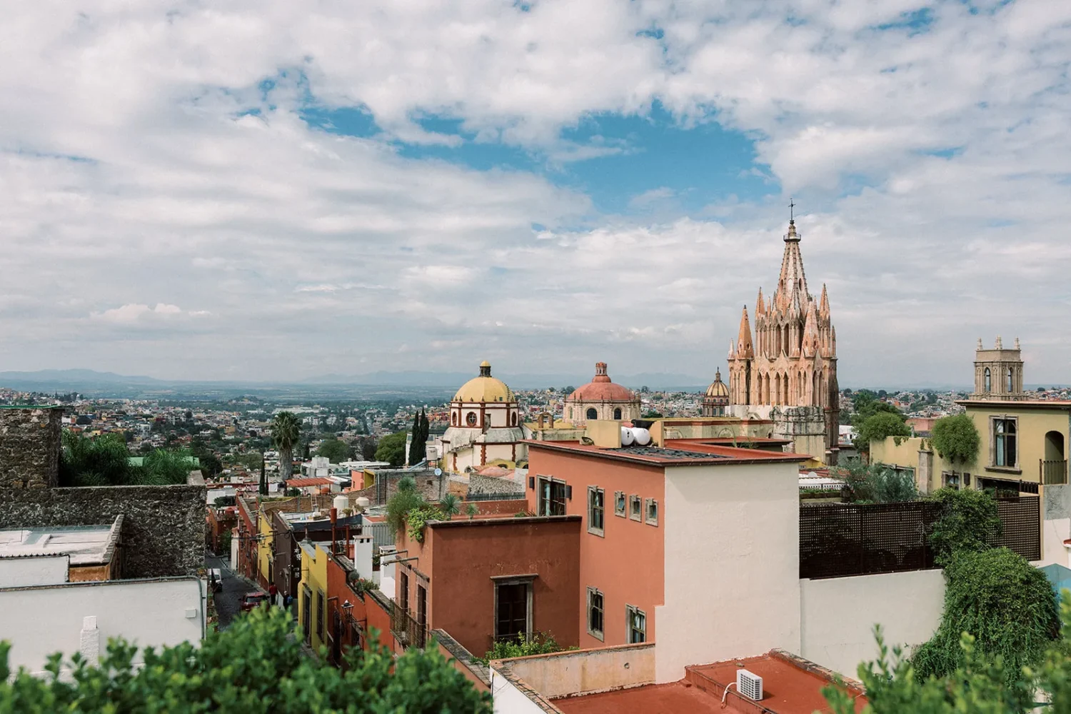 San Miguel de Allende rooftops with Parroquia de San Miguel Arcángel church. Casa de Sierra Nevada wedding venue view.