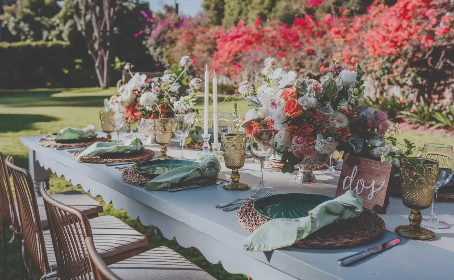 Elegant outdoor wedding table setting at Casa de Sierra Nevada, featuring floral centerpiece and 