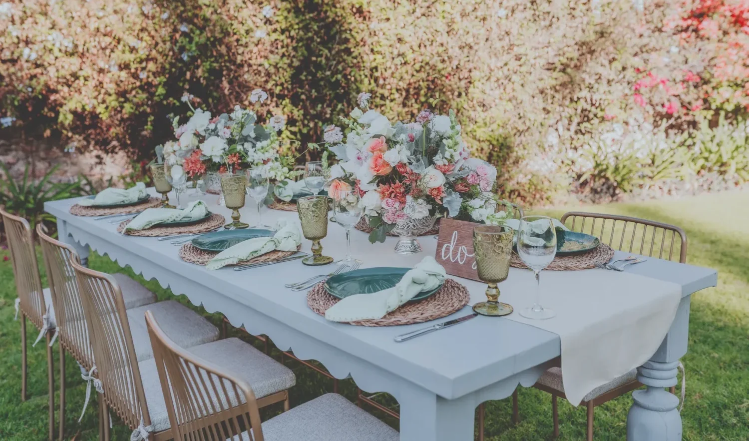 Elegant outdoor wedding table setting at Casa de Sierra Nevada, featuring a floral centerpiece and 
