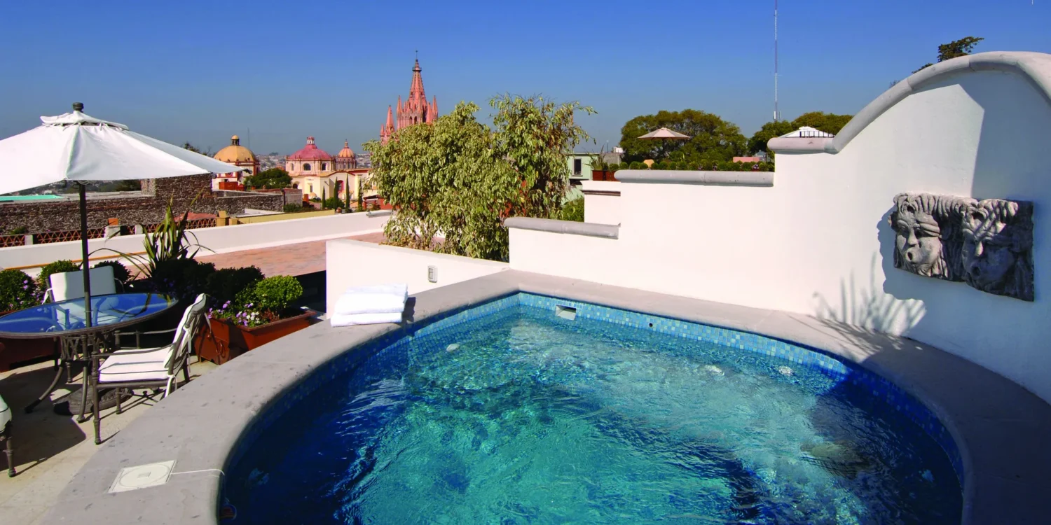 Romantic rooftop hot tub at Casa de Sierra Nevada, overlooking San Miguel de Allende. Ideal for a Casa de Sierra wedding.