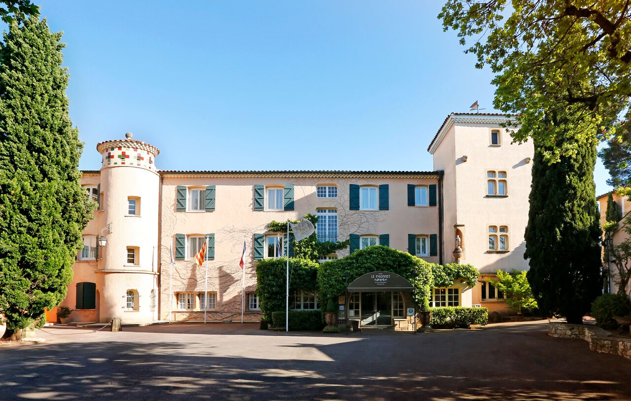 Elegant facade of Hotel Le Pigonnet under a clear blue sky in Provence