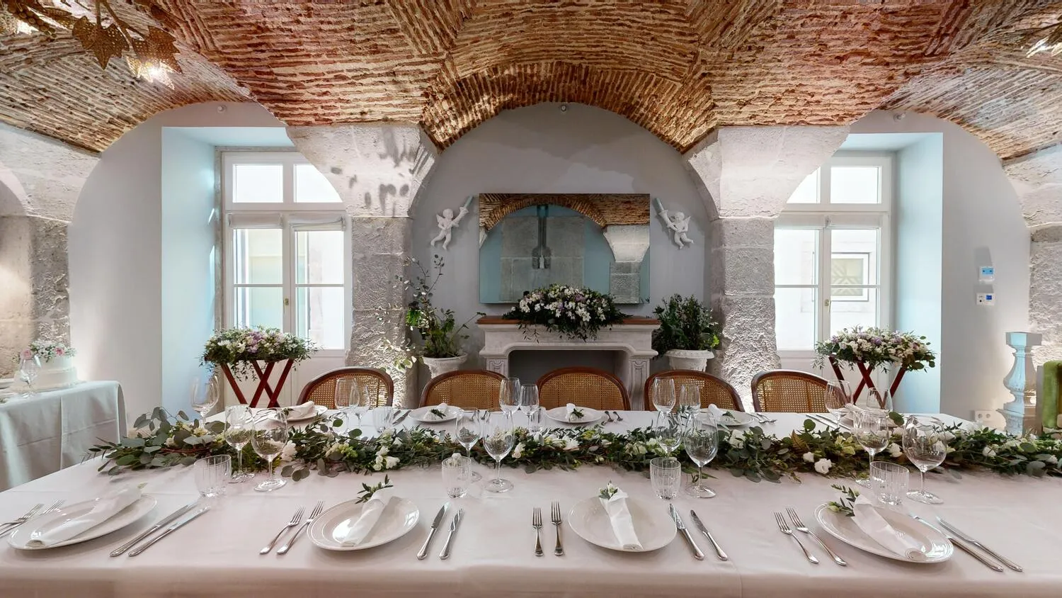 Elegant wedding reception table at Palácio Ludovice, featuring floral centerpieces and place settings.
