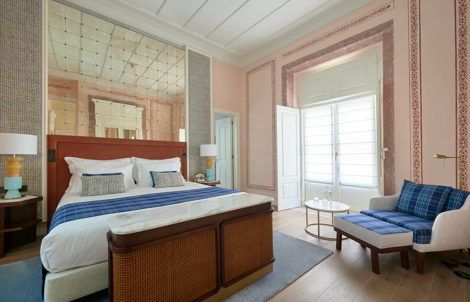 Luxurious bedroom at Palácio Ludovice Hotel featuring a comfortable bed and seating area.