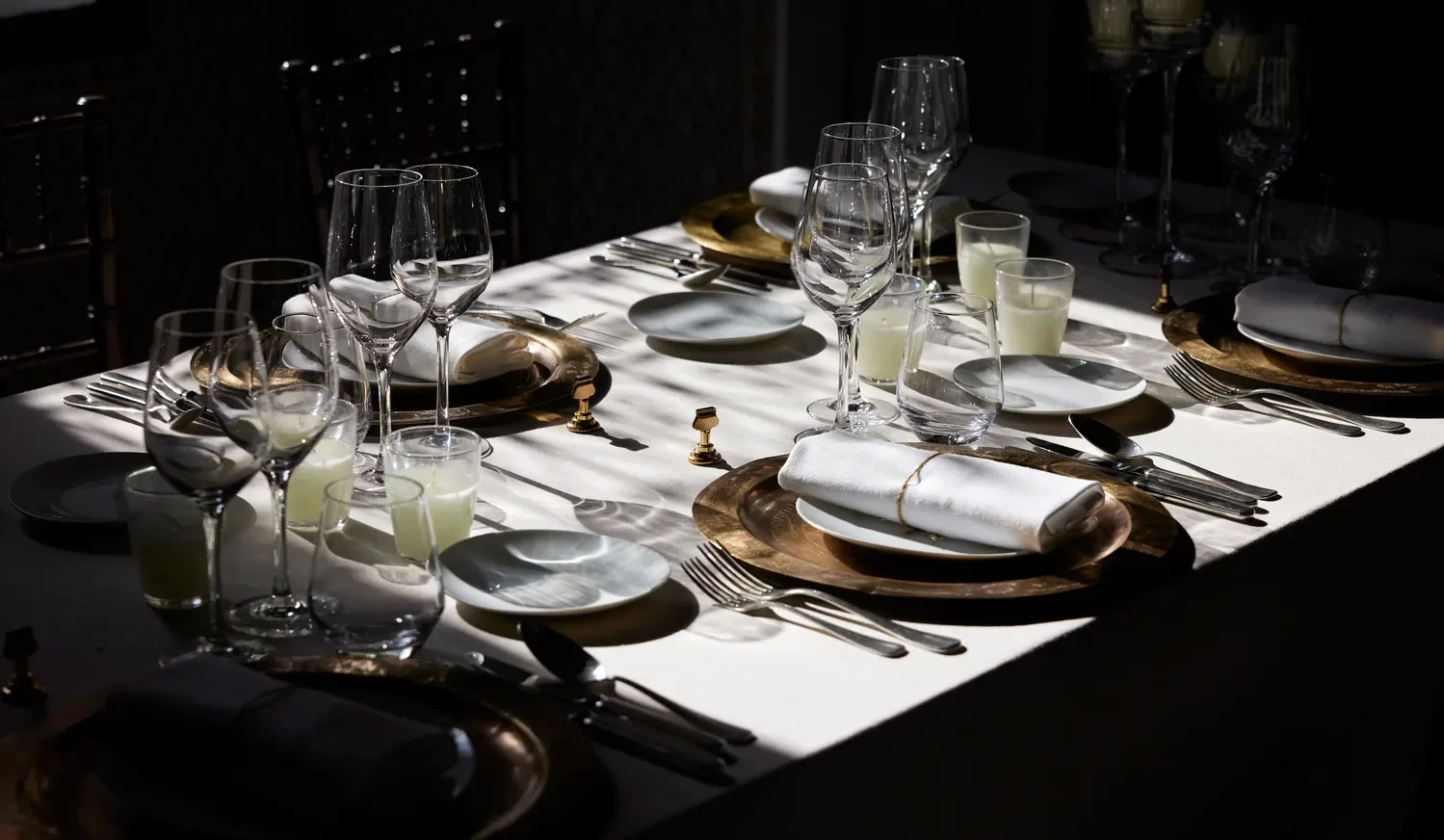 Elegant table setting with gold chargers and glassware at Royal Mansour Marrakech. Perfect for celebrations.