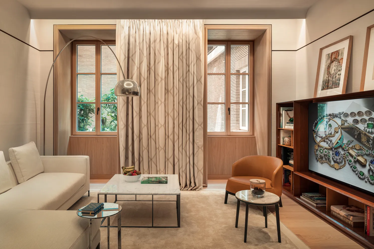 Luxurious living room at the Bvlgari Hotel Roma, ideal for weddings.