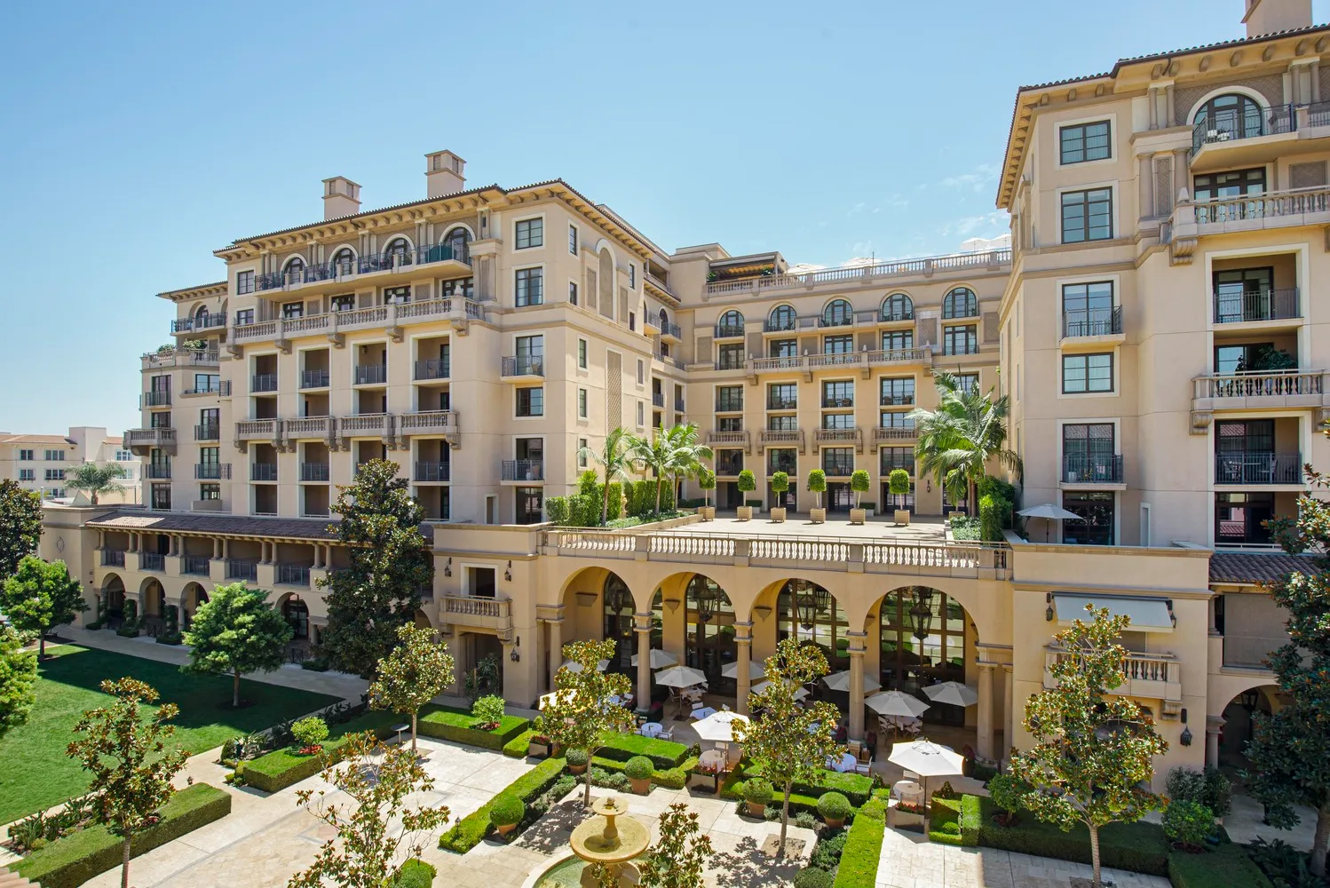 Luxurious Maybourne Beverly Hills courtyard, ideal Beverly Hills wedding venue.