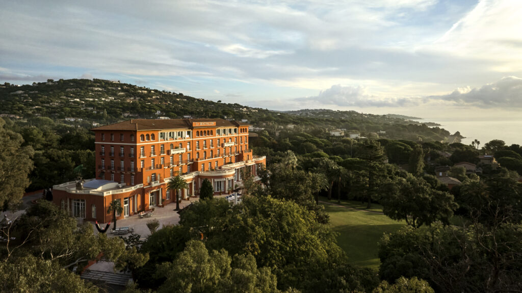Elegant hotel surrounded by greenery near Saint-Tropez